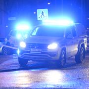 Poliser på plats i Vällingby där en stor polisinsats pågår. 