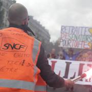 Anställda på statligt ägda järnvägsbolaget SNCF protesterar på torsdagen. 