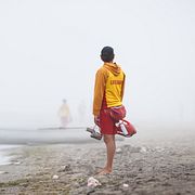 En livräddare i dimman på en strand vid Ontariosjön, 31 augusti.