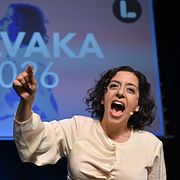Simona Mohamsson (L) talar under Liberalernas valvaka på Vasateatern, Vasagatan.