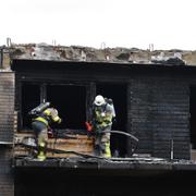 En kraftig brand rasade i ett flerbostadshus på Fornminnesvägen i Vallentuna.