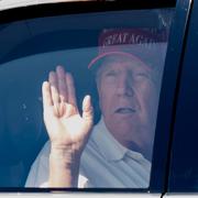 Trump vinkar från sin limousine efter att han lämnar golfbanan i Florida på lördagen.