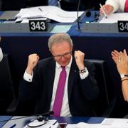 Axel Voss firar efter ett ett lagförslag för GDPR antagits i Europeiska parlamentet 2018. 