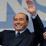 Matteo Salvini lyfter Silvio Berlusconis hand i september 2022.