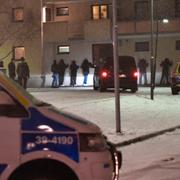 Polisen på plats i Enskede efter skjutningen. 