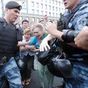 Poliser och demonstranter i Moskva.