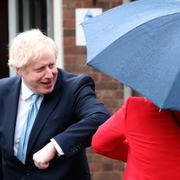 Boris Johnson hälsar på Torykandidaten i Hartlepool Jill Mortimer med en armbågshälsning. 