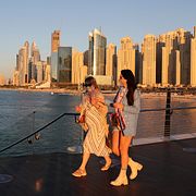 Illustrationsbild. Turister i Dubai.