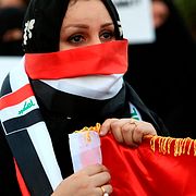 Kvinna under protest mot mordet på Tara Fares i Basra.
