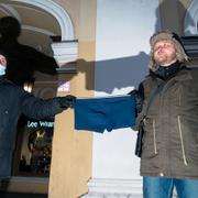 Demonstranter håller upp blåa kalsonger vid en demonstration i Sankt Petersburg, Ryssland.