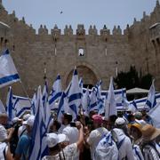 Flaggmarschen utanför Damaskusporten i Jerusalem.