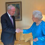 Martin McGuinness skakar hand med drottning Elizabeth II, på en bild från 2014, då han var vice försteminister för Nordirland