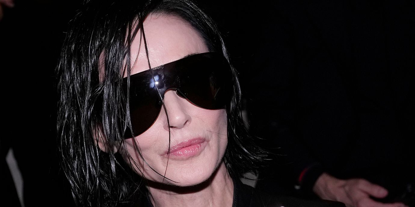 Demi Moore på Guccis modevisning med peruk tidigare i år.