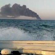 Bilder visar rökpelare som steg från Khargön efter USA:s attack på ön i helgen. 