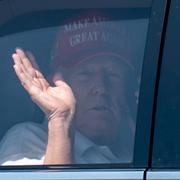 Donald Trump lämnar golfklubben i Florida på lördag. 