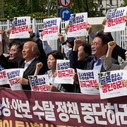 Arkivbild. Demonstranter i Seoul protesterar mot Donald Trumps försök att pressa Sydkorea till tullförhandlingar.