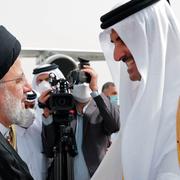 Irans president President Ebrahim Raisi tillsammans med Tamim bin Hamad Al Thani.