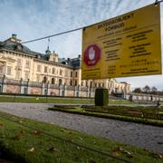 Skylt som visar på förbud att flyga drönare över Drottningholms slott som är ett skyddsobjekt.