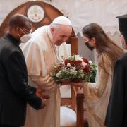 Påve Franciskus välkomnas inne i kyrkan.