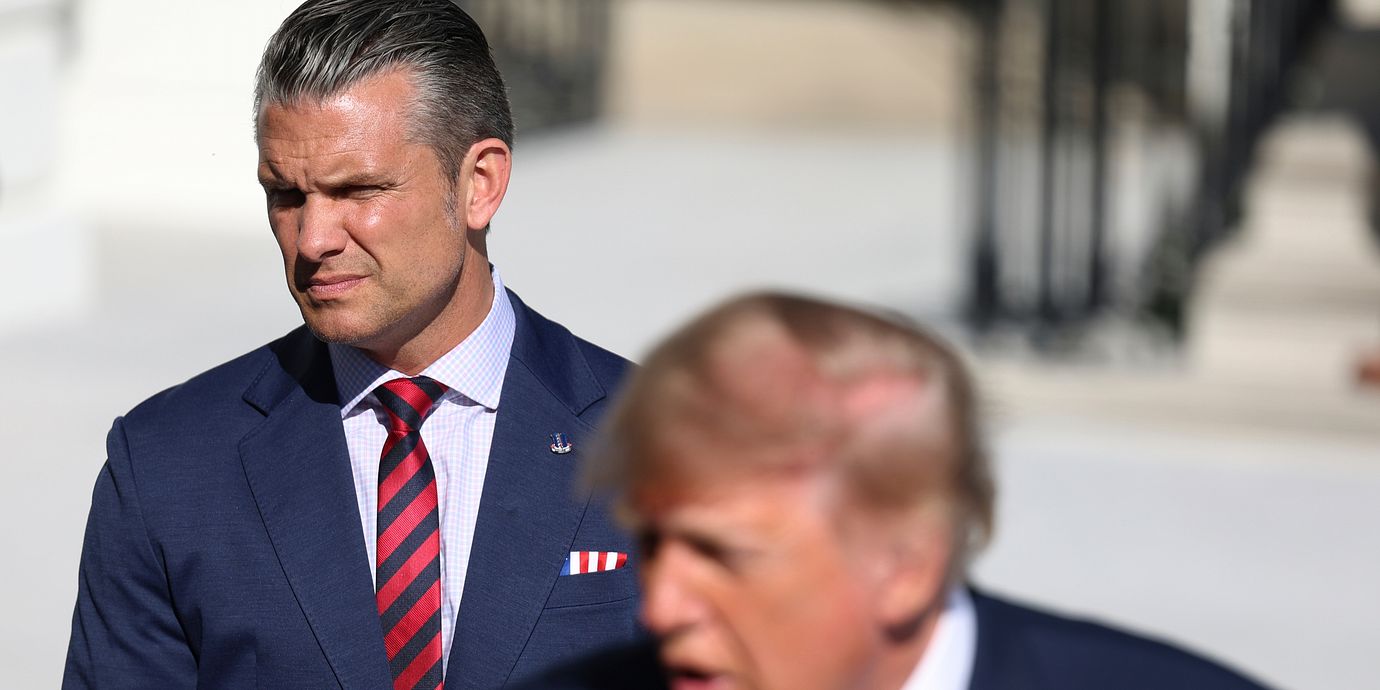 Pete Hegseth och Donald Trump utanför Vita huset i början av oktober.
