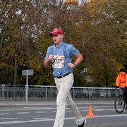 En löpare utklädd till Forrest Gump deltar i ett maraton i Moskva. 