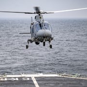 En helikopter på patrullfartyget HMS Carlskrona i Östersjön. Bild från februari. 