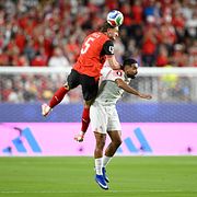 Österrikes Stefan Posch i duell med Jordaniens målskytt Ali Olwan.