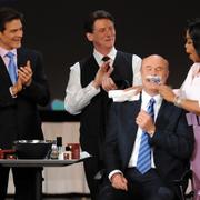 Oprah Winfrey rakar av Dr Phils mustasch, applåderad av Mehmet Oz, längst till vänster.