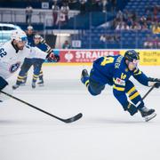  Frankrikes Florian Chakiachvili  och svenske Joel Eriksson Ek på isen under kvällens match i Ostrava. 