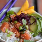 Poké bowl består av snabbmarinerad rå fisk serverad på ris med valfria tillbehör. Rätten har sitt ursprung på Hawaii.