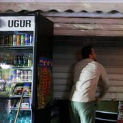 En man stänger ned sin tidigare nattöppna butik i Kairo.