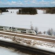 Tåg i vintermiljö.