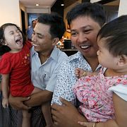  Wa Lone och Kyaw Soe Oo återser sina barn efter tiden i fängelse. 