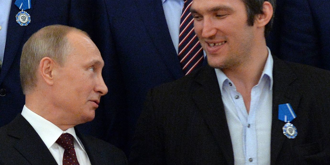 Arkivbild från 2014: Vladimir Putin ihop med Alexander Ovetjkin i Kreml efter VM-guldet.