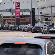 Bilar köar till en bensinstation i Moskva i slutet av juni.