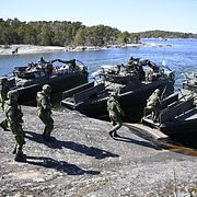 Amfibiesoldater med Stridsbåt 90 under militärövningen Aurora 23.