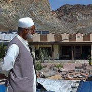 Boende i den pakistanska gränsprovinsen Khyber undersöker skadorna efter vad som uppges vara en granatattack från Afghanistan.