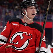 New Jersey Devils Luke Hughes jublar efter ett av sina två mål mot New York Rangers natten till fredagen.