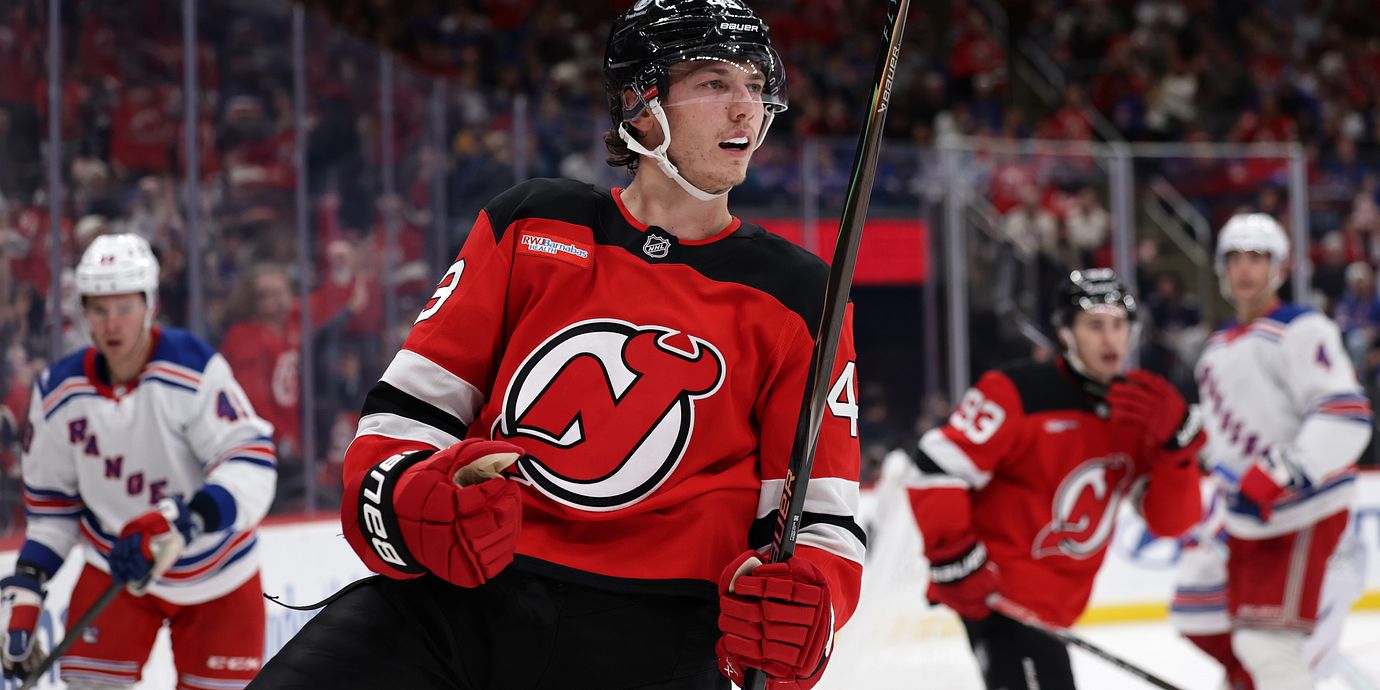New Jersey Devils Luke Hughes jublar efter ett av sina två mål mot New York Rangers natten till fredagen.