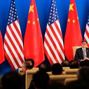 USA:s finansminister Jack Lew och utrikesminister John Kerry lyssnar på Kinas president Xi Jinping under mötets öppnande på måndagen.