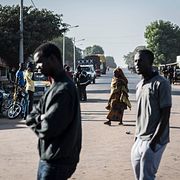 Människor vid gränsen mellan Gambia och Senegal.