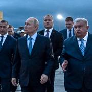 Rysslands president Vladimir Putin besöker varvsanläggningen Zvezda i Primorsky Kraj tillsammans med Rosnefts vd Igor Sechin. Arkivbild från 2023.