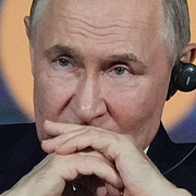 En ukrainsk drönare förbereder en drönare, Vasilijkatedralen i Moskva och Vladimir Putin.