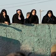 Iranier bevittnar en offentlig avrättning. Arkivbild från 2011.