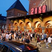 Människor utanför Köpenhamns centralstation efter att den utrymdes på onsdagskvällen. 
