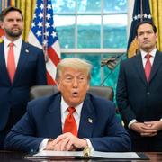 Donald Trump flankerad av JD Vance och Marco Rubio. 