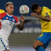 Chiles Eduardo Vargas och Brasiliens Danilo i en närkamp. 