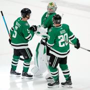 Dallas Stars Nils Lundkvist med lagkamraterna Jake Oettinger och Ryan Suter. 