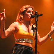 Tove Lo på en konsert 2017.