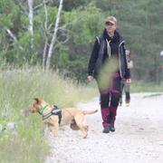 Skeletthunden tillsammans med sina hundförare Malin Svensson och Sophie Andersson. I bakgrunden syns ett tv-team som arbetar med en dokumentärfilm om fallet.